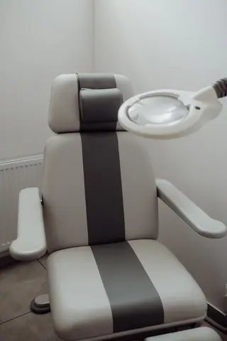 Nowoczesny fotel do terapii podologicznej